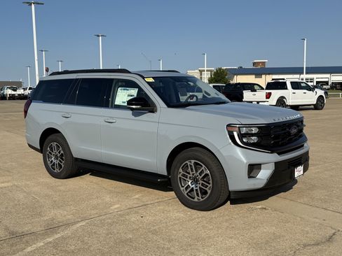 New 2025 Ford Expedition Active image 3