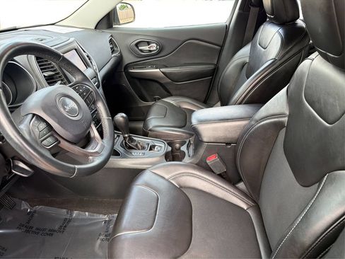Used 2019 Jeep Cherokee Latitude Plus FWD image 10