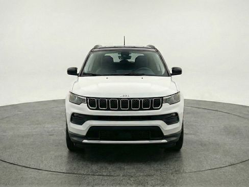 Used 2025 Jeep Compass Trailhawk AWD/4WD image 2