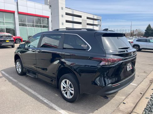 Used 2024 Toyota Sienna XLE w/ XLE Plus Package image 3