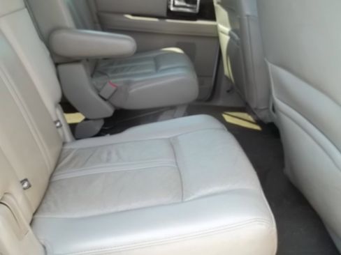 Used 2017 Lincoln Navigator Select image 11