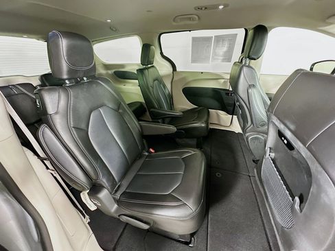 Certified 2024 Chrysler Pacifica Touring-L image 38