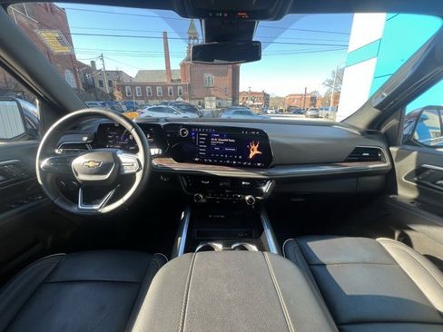 Used 2025 Chevrolet Suburban Premier image 50