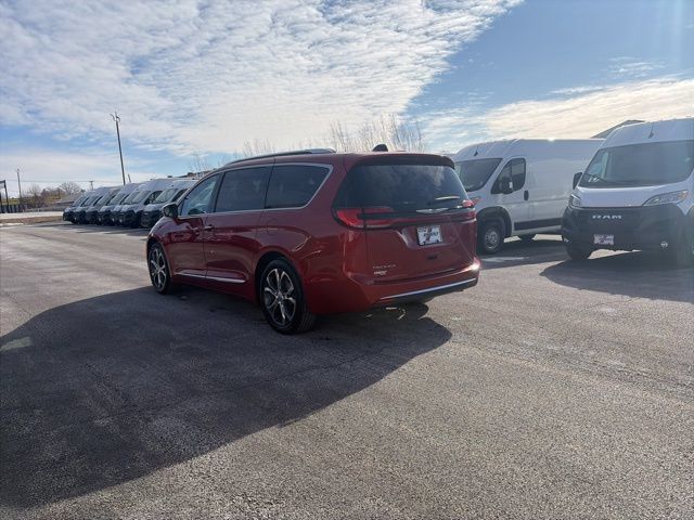 Used 2024 Chrysler Pacifica Pinnacle FWD image 3