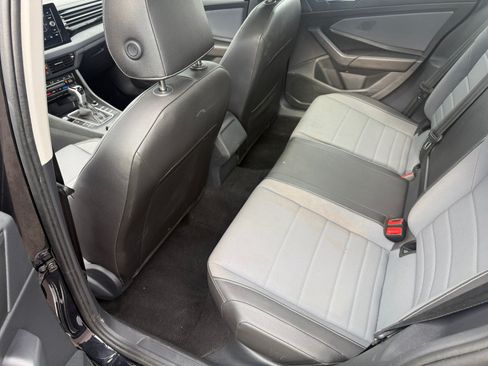 Used 2025 Volkswagen Jetta SE FWD image 17