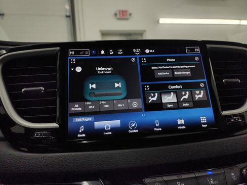 Used 2024 Chrysler Pacifica Touring-L image 44