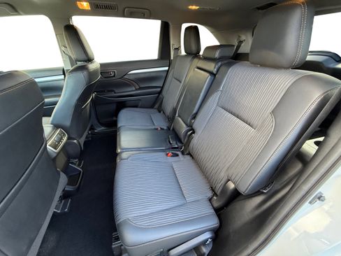 Used 2019 Toyota Highlander AWD V6 image 16