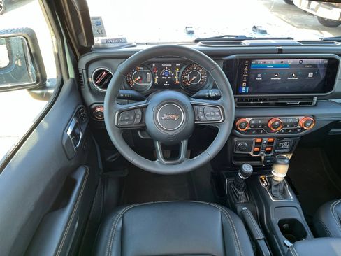 Used 2025 Jeep Gladiator Sport AWD/4WD image 11