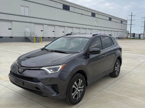 Used 2018 Toyota RAV4 LE FWD image 2