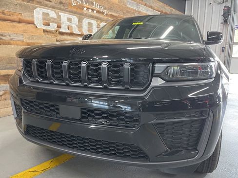 New 2026 Jeep Grand Cherokee Altitude AWD/4WD image 9