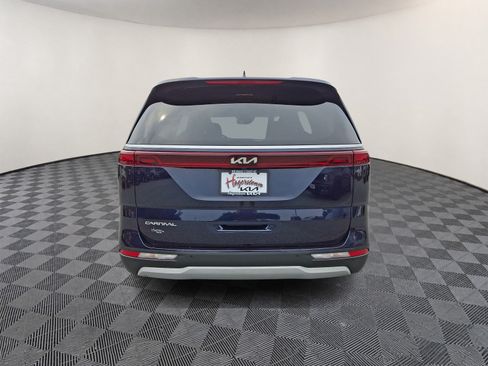 Used 2023 Kia Carnival LX FWD image 5