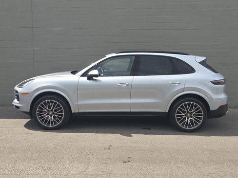 Certified 2023 Porsche Cayenne AWD/4WD image 2