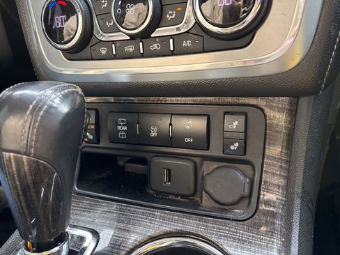 Used 2015 GMC Acadia SLT image 34