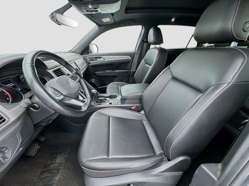 Used 2020 Volkswagen Atlas Cross Sport SE w/ Panoramic Sunroof Package FWD image 13