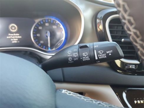 Used 2024 Chrysler Pacifica Touring-L image 13