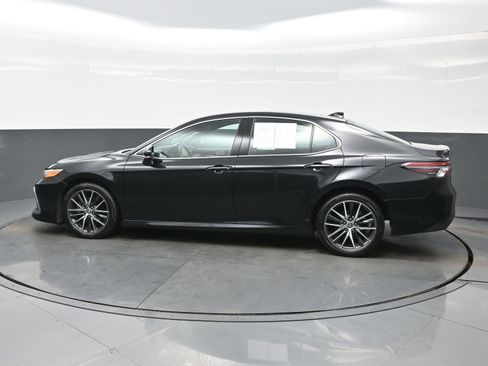 Used 2024 Toyota Camry XLE image 3