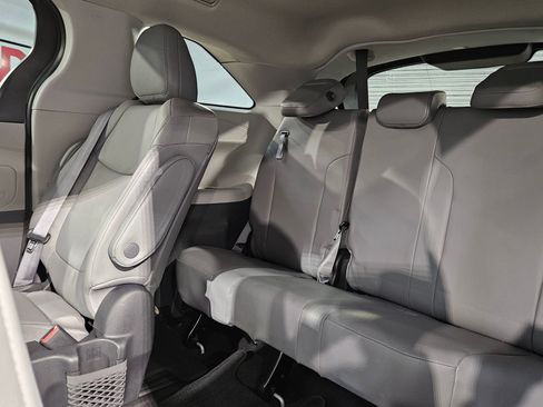 Used 2022 Toyota Sienna XLE image 35