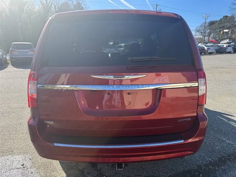 Used 2016 Chrysler Town & Country Limited image 4