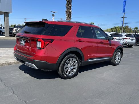 Certified 2025 Ford Explorer Platinum AWD/4WD image 3