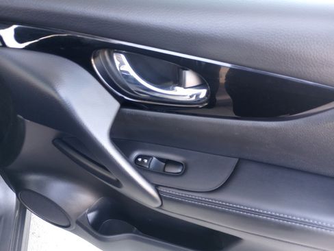 Used 2020 Nissan Rogue Sport SV image 35