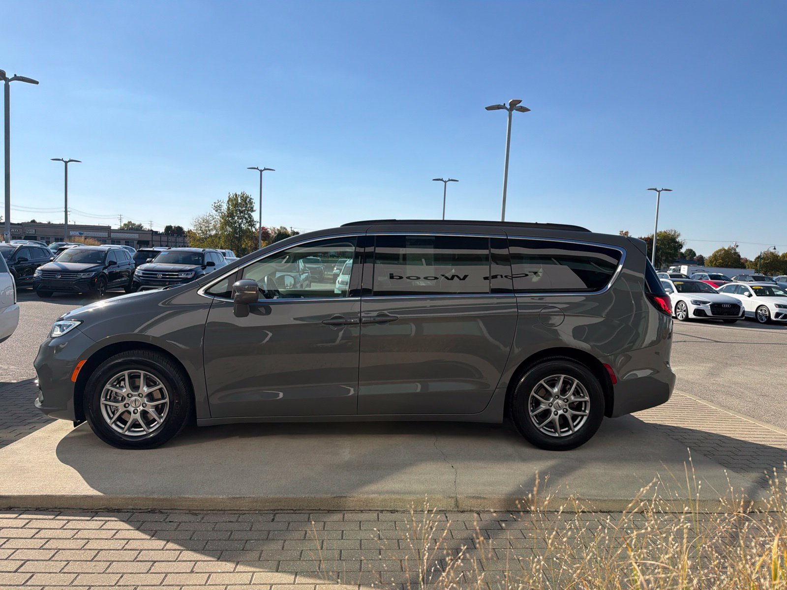 Used 2021 Chrysler Pacifica Touring w/ Cold Weather Group FWD image 8