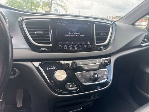 Used 2020 Chrysler Pacifica Touring-L FWD image 20