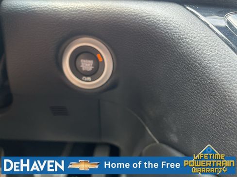 Used 2025 Chrysler Pacifica Limited FWD image 18