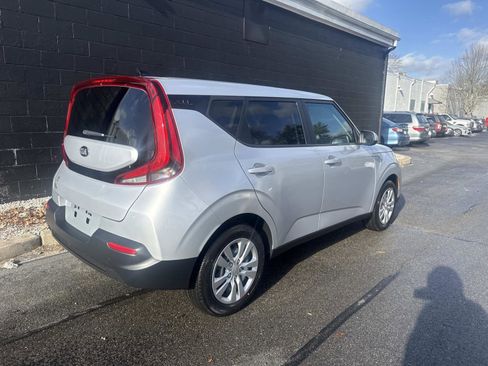 Used 2020 Kia Soul LX image 2