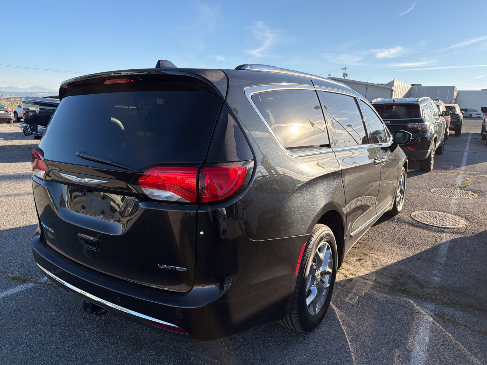 Used 2017 Chrysler Pacifica Limited w/ UConnect Theater Package FWD image 5