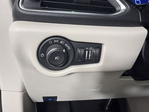 Used 2024 Chrysler Pacifica Limited FWD image 23