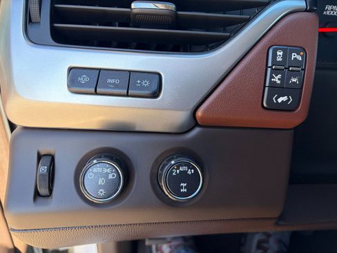 Used 2020 Chevrolet Suburban Premier image 27