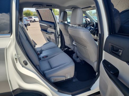 Used 2019 Toyota Highlander Plus AWD/4WD image 18