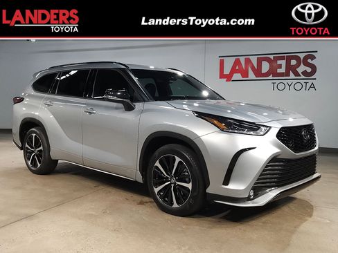 Used 2021 Toyota Highlander XSE FWD image 1