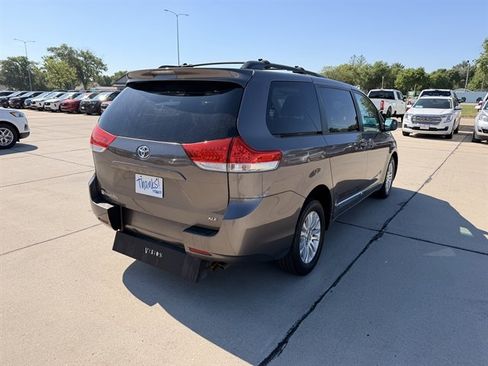 Used 2013 Toyota Sienna XLE FWD image 3