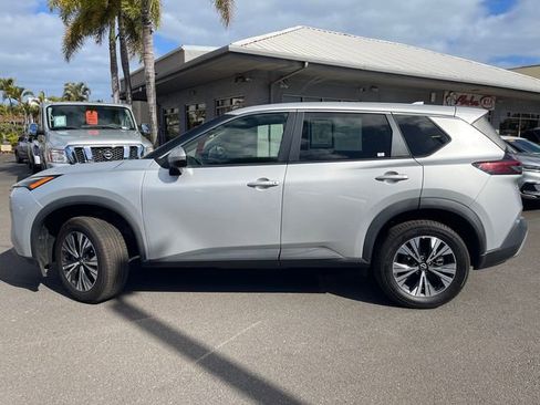 Used 2022 Nissan Rogue SV image 2