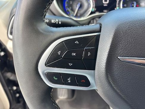 Used 2023 Chrysler Pacifica Touring-L FWD image 20
