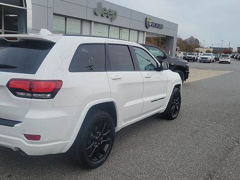 Used 2022 Jeep Grand Cherokee Laredo X image 4