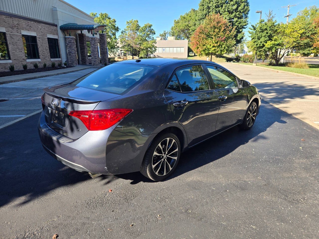 Used 2017 Toyota Corolla SE w/ SE Premium Package FWD image 6