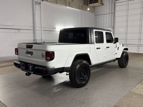 Used 2022 Jeep Gladiator Sport AWD/4WD image 8