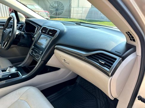 Used 2017 Ford Fusion SE w/ Fusion SE Technology Package image 17