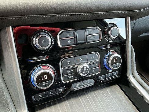 Used 2022 GMC Yukon Denali w/ Denali Premium Package AWD/4WD image 25