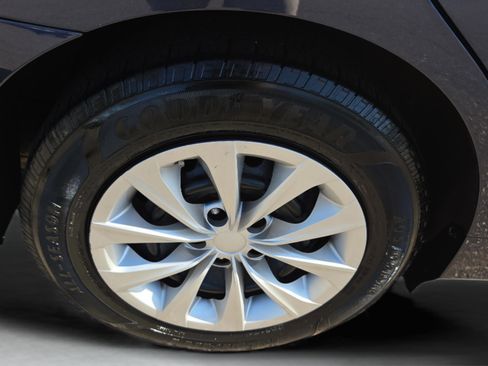 Used 2015 Toyota Camry LE image 32