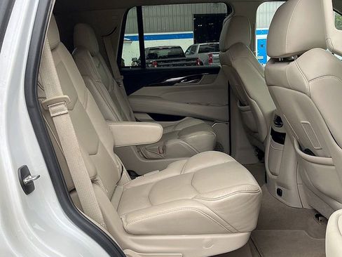 Used 2018 Cadillac Escalade Luxury AWD/4WD image 17