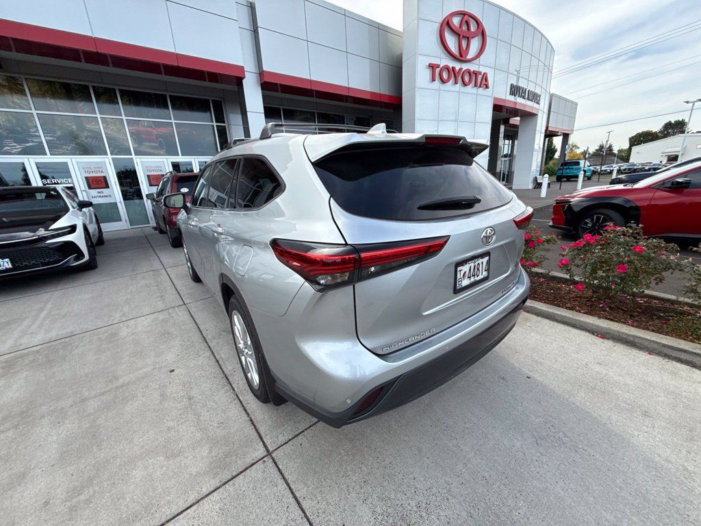 Used 2023 Toyota Highlander Limited AWD/4WD image 7