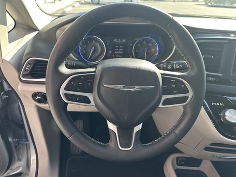 Used 2023 Chrysler Voyager LX image 11