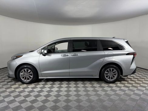Used 2025 Toyota Sienna LE image 11