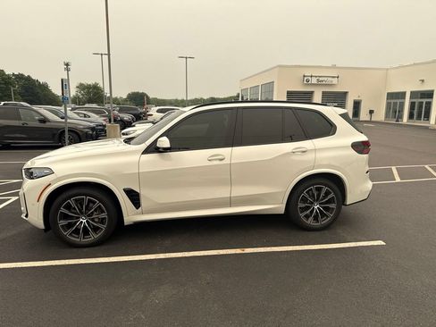 Used 2025 BMW X5 xDrive40i w/ M Sport Package AWD/4WD image 4