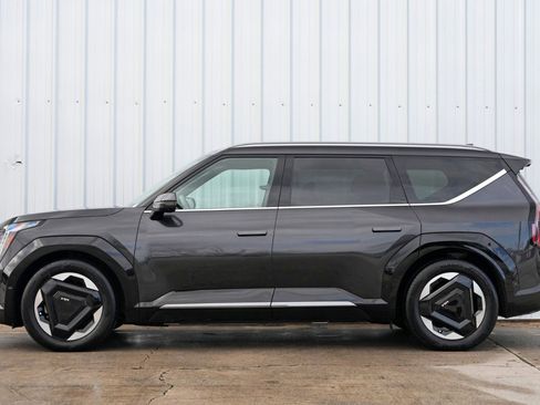 Used 2024 Kia EV9 Land image 9