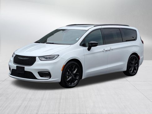 Used 2025 Chrysler Pacifica Limited FWD image 3