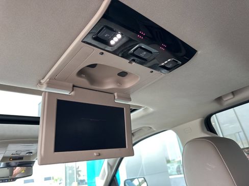 Used 2018 Chevrolet Suburban LT AWD/4WD image 19